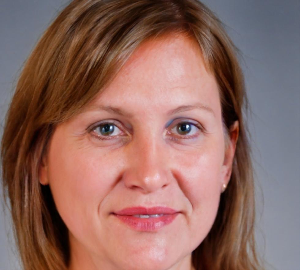 Retrato profesional de Aina Llopis, responsable de consultoría financiera en solynthera